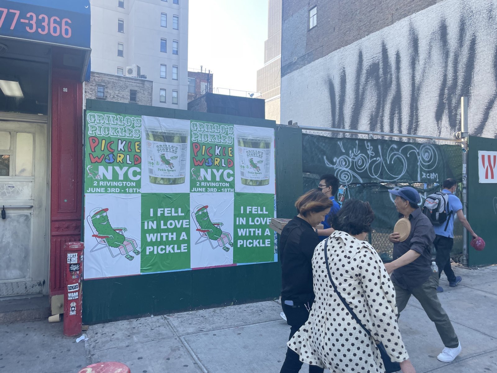 Grillos Pickles eight-poster wild posting placement